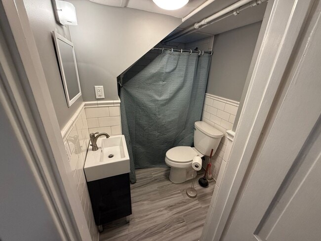 Building Photo - 4 bedroom, 2bath