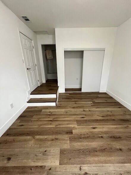 Building Photo - 916 N Mooney Blvd