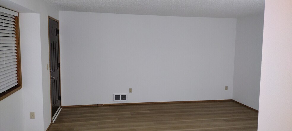 Building Photo - 423 Healy Ave S