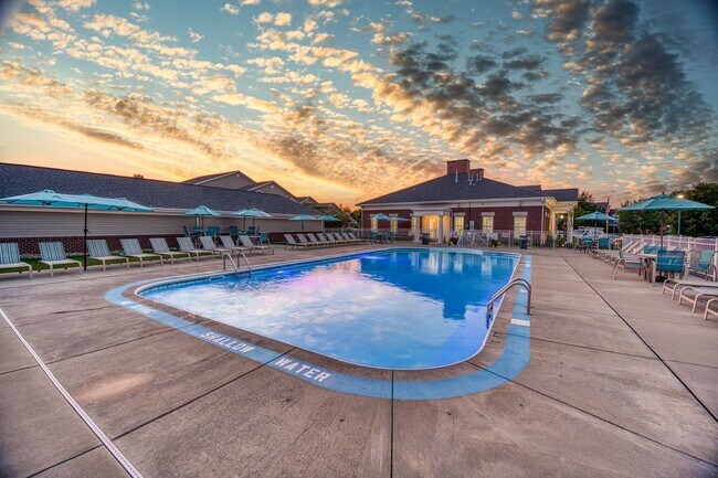 Building Photo - Lower Level Rear View 3 Bed 2 Bath in a Ga...