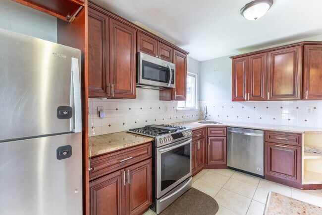 Building Photo - Spacious & Stylish 3-Bedroom Townhome in S...