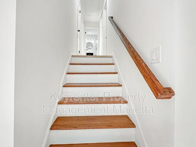 Building Photo - 651 Inglis Dr S E