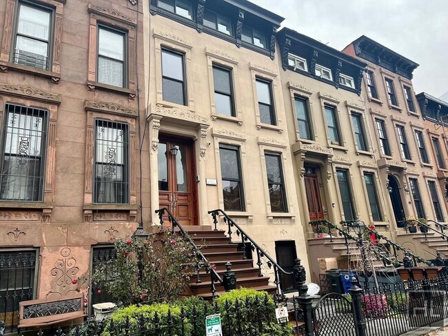 Building Photo - 2BR 1BA Top Floor 1901 Brownstone Original...