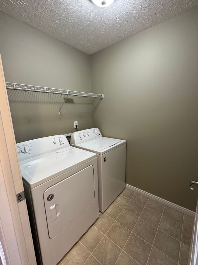 Building Photo - 3 Bedroom House and Fenced in Yard Availab...