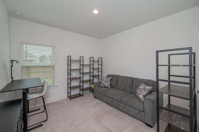 Building Photo - 214 Lyla Ln