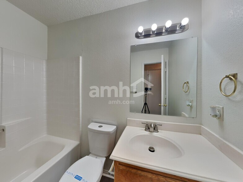 Building Photo - 605 Arbor Ln