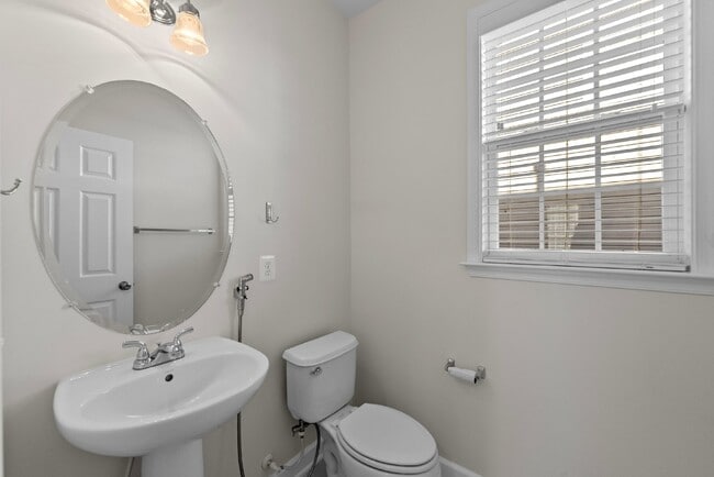 Building Photo - Embrace Elegant Living in Gainesville!