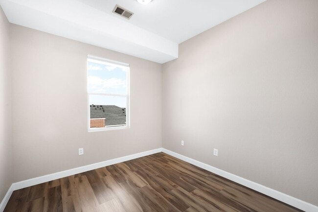 Building Photo - 3BD, 2.5BA Englewood Townhome with 2-Car Garage