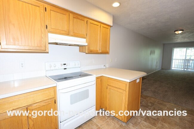 Building Photo - NE Halsey St - 2 bedroom townhouse with de...