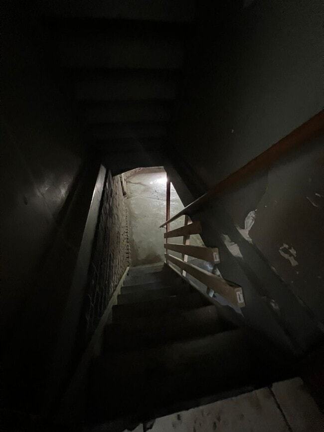 Building Photo - Large 4 bedroom house east of campus for A...