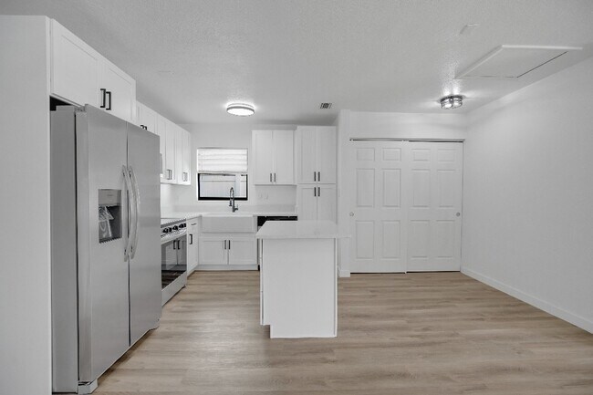 Building Photo - 2181 Linden Rd