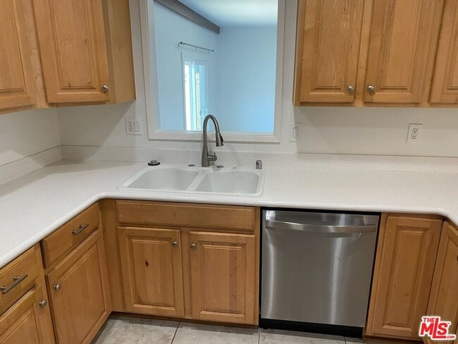 Building Photo - 5421 Hendricksen Dr