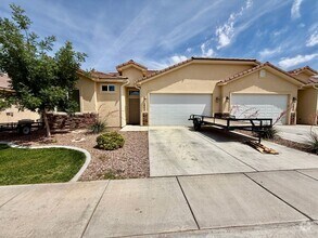 Building Photo - Spacious 2-Bedroom Duplex with Den & Fence...
