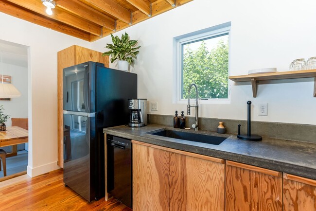 Building Photo - Furnished 2 Bed 2 Bath on Bend's Westside ...