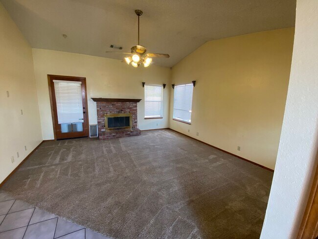 Building Photo - Beat the heat in North Hanford, Central air, and pool!