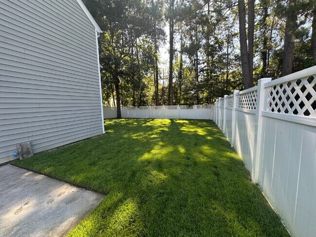 Building Photo - Four Bedroom Home with Private Fenced Back...