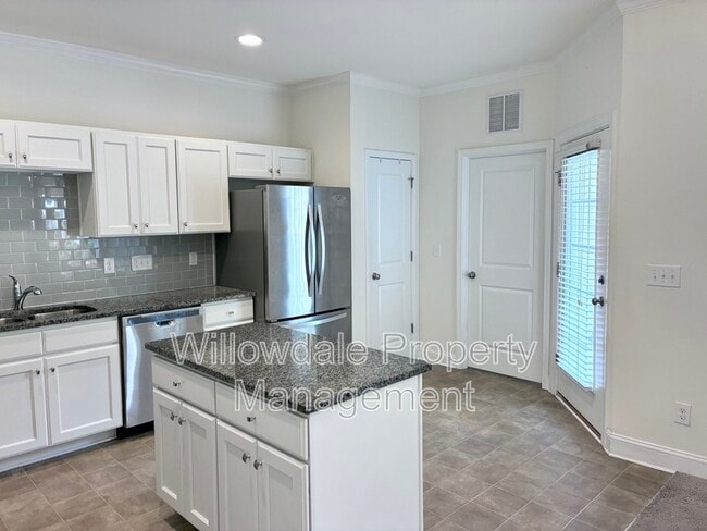 Building Photo - 100 Spring Pine Ln