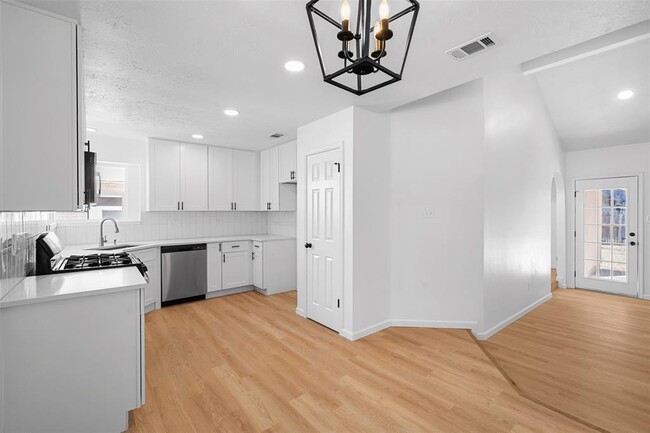 Building Photo - 16307 Essex Cove