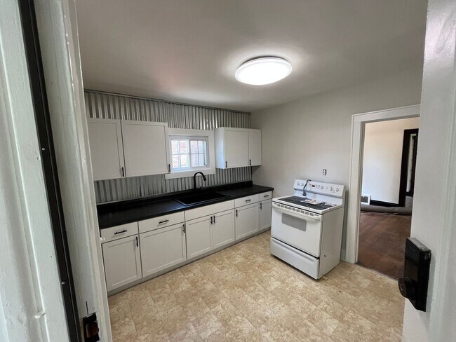 Building Photo - 306 N 71st St