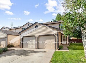 Building Photo - Renovated 3-Level 2BR Townhouse w/ Garage ...