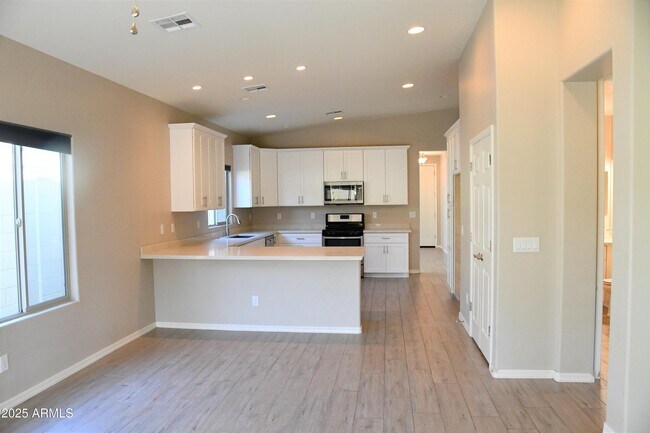 Building Photo - 2362 W Sierra Vista Dr