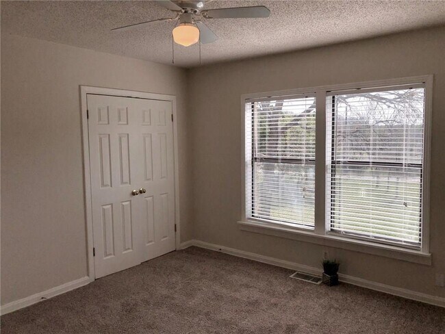 Building Photo - 307 S Mustang Ave