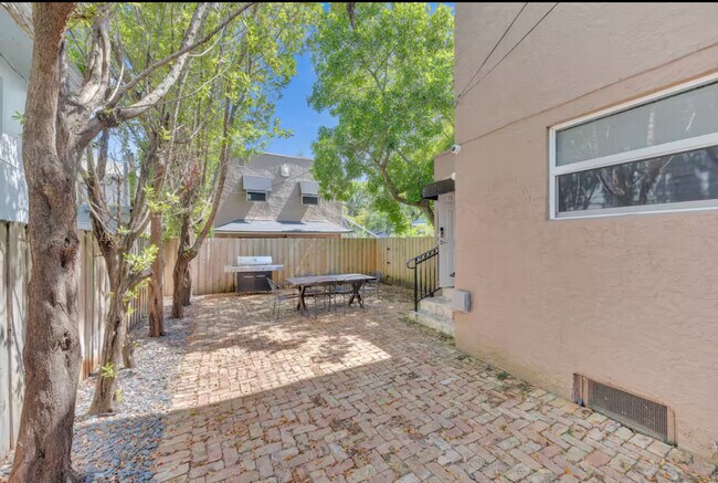 Building Photo - 200 NE 16th Ave