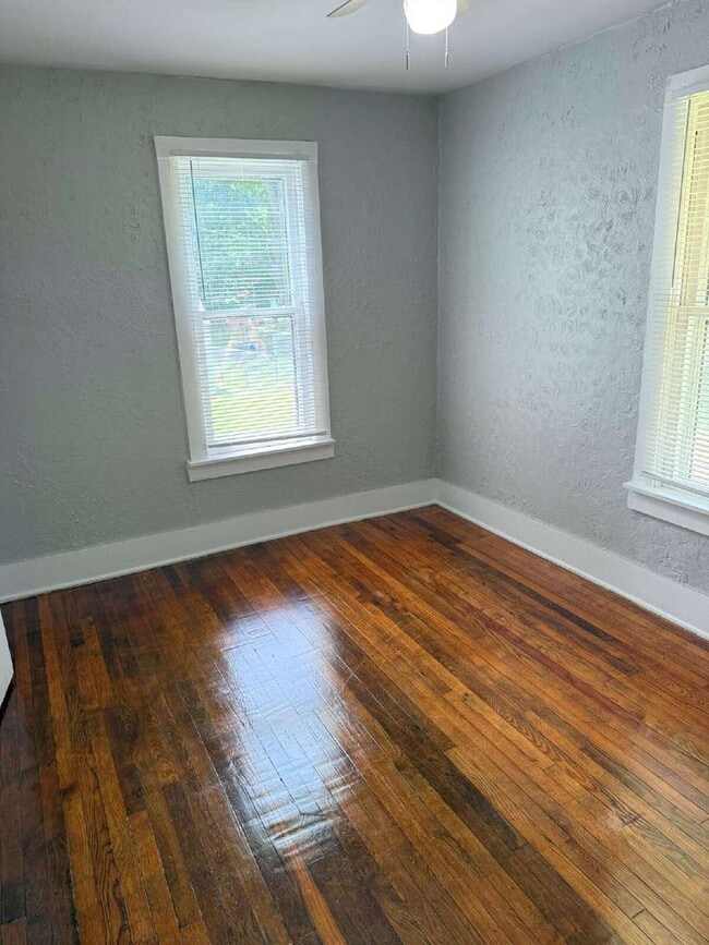 Building Photo - 3 bedroom, 1 bath remodeled home