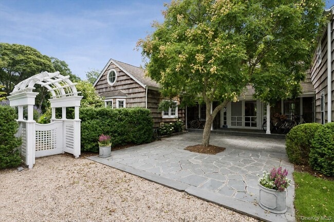 Building Photo - 20 Quogue St
