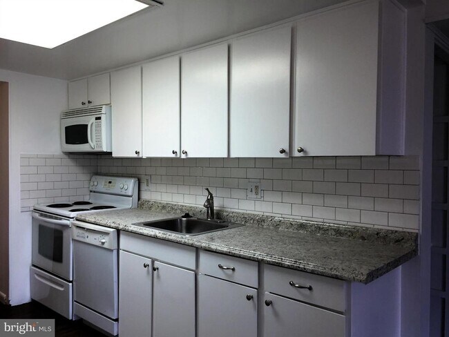 Building Photo - 13215 Dairymaid Dr