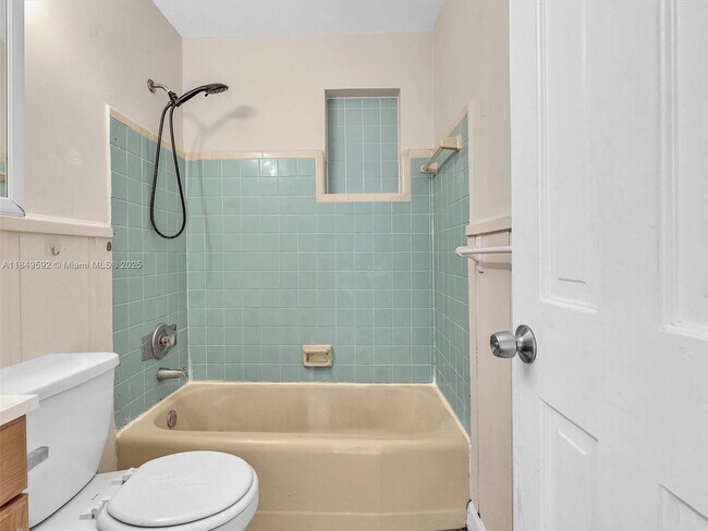 Building Photo - 5611 SW 37th St