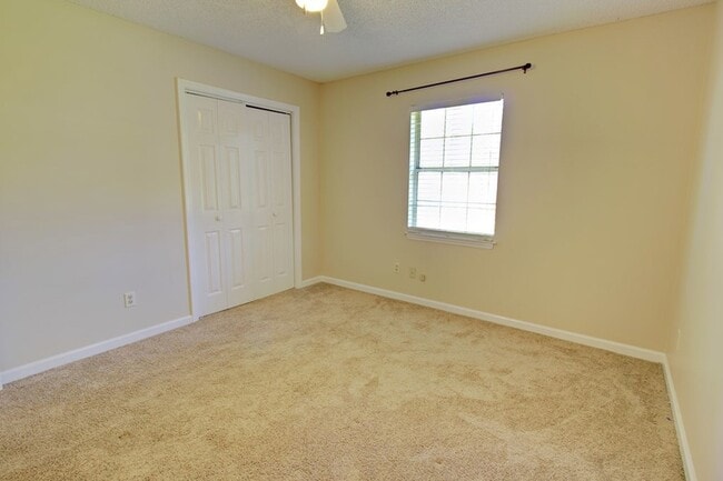 Building Photo - 809 Barrington Dr