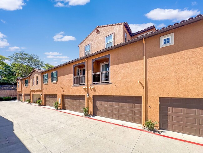 Primary Photo - Beautiful 3B/2.5BA Townhome w/ Washer/Drye...