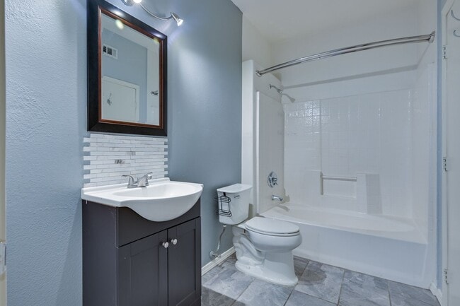 Building Photo - NW!! Gated!!! Clubhouse!!!Community Pool!!! 1st Floor Condo!!! Wood like floors!! No Carpet!!