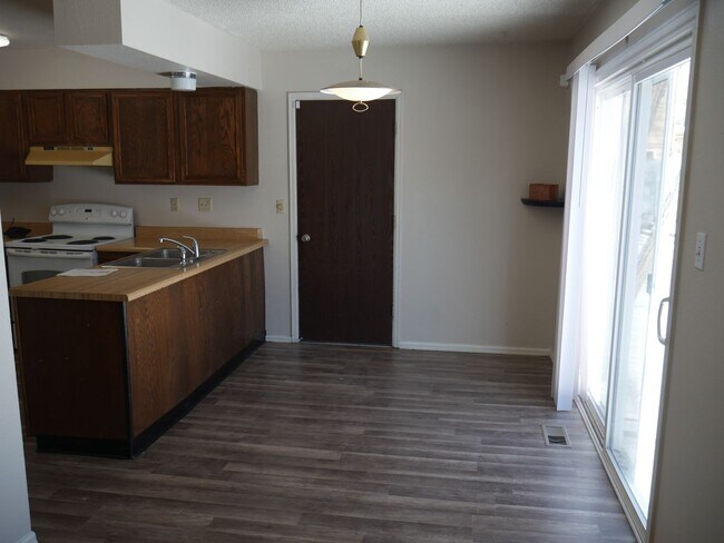 Building Photo - 2524 Garden Way