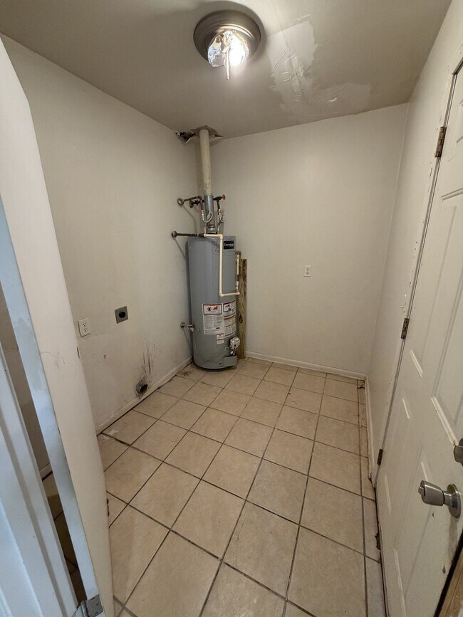 Building Photo - 617 Damaka Dr