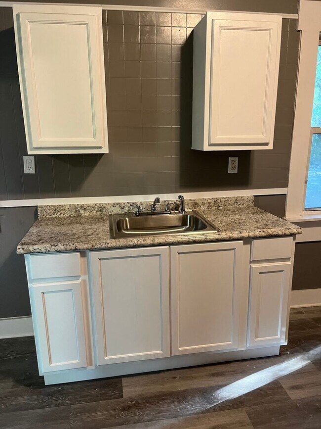 Building Photo - 7915 Linwood Ave