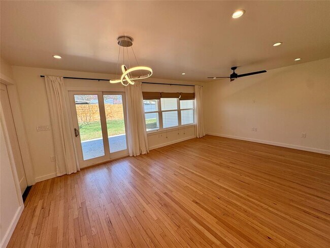 Building Photo - 1304 Hillcrest Dr