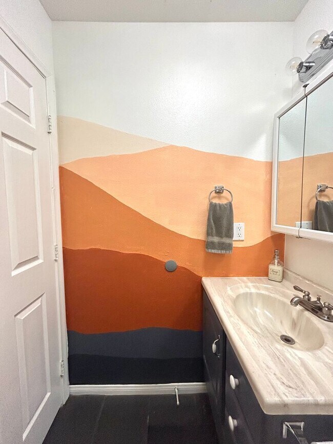 Building Photo - Furnished 3 Bedroom 2 Bathroom Home