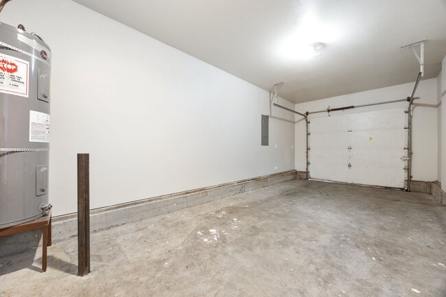 Building Photo - 4Bed/2.5 Bath available in SE Portland