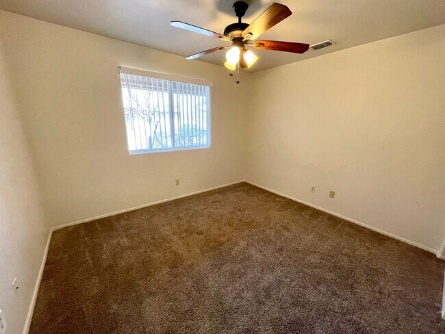 Building Photo - Cute 2 Bedroom Duplex with Garage!