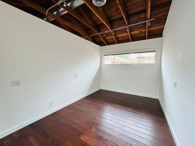 Building Photo - Spacious One Bedroom + Den Backhouse! In Unit Laundry! Prime Location!