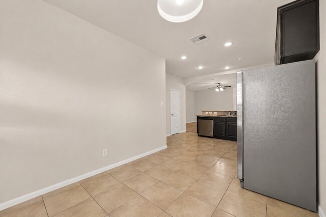 Building Photo - 1251 S Maple Dr