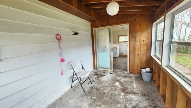 Building Photo - 3 Bed 1 Bath Home with Garage