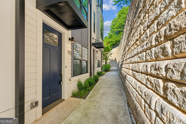 Building Photo - 722 Eloise Wy