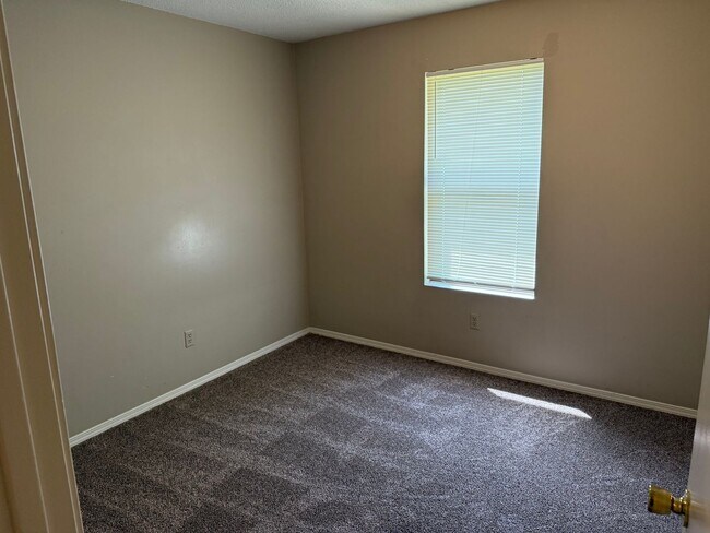 Building Photo - 127 Rolling Oaks Dr