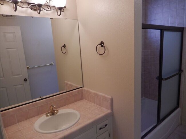 Building Photo - 147 Searidge Ct