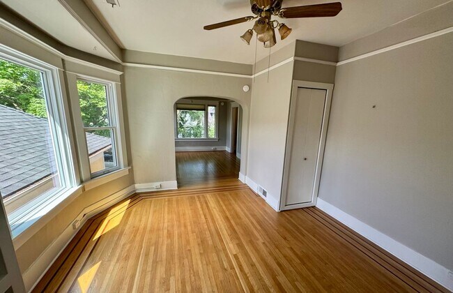 Building Photo - Gorgeous 2 bed Craftsman in Queen Anne! Open house Saturday!