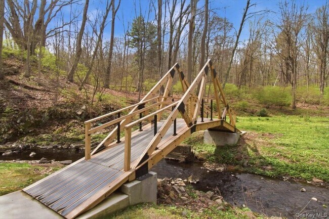 Building Photo - 145 Saxon Wds Rd