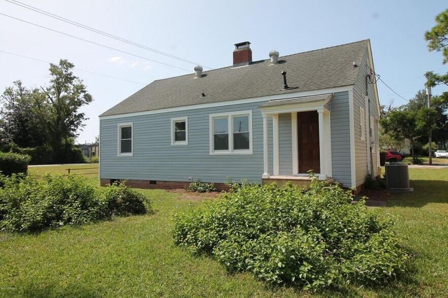 Building Photo - 2145 Monroe St